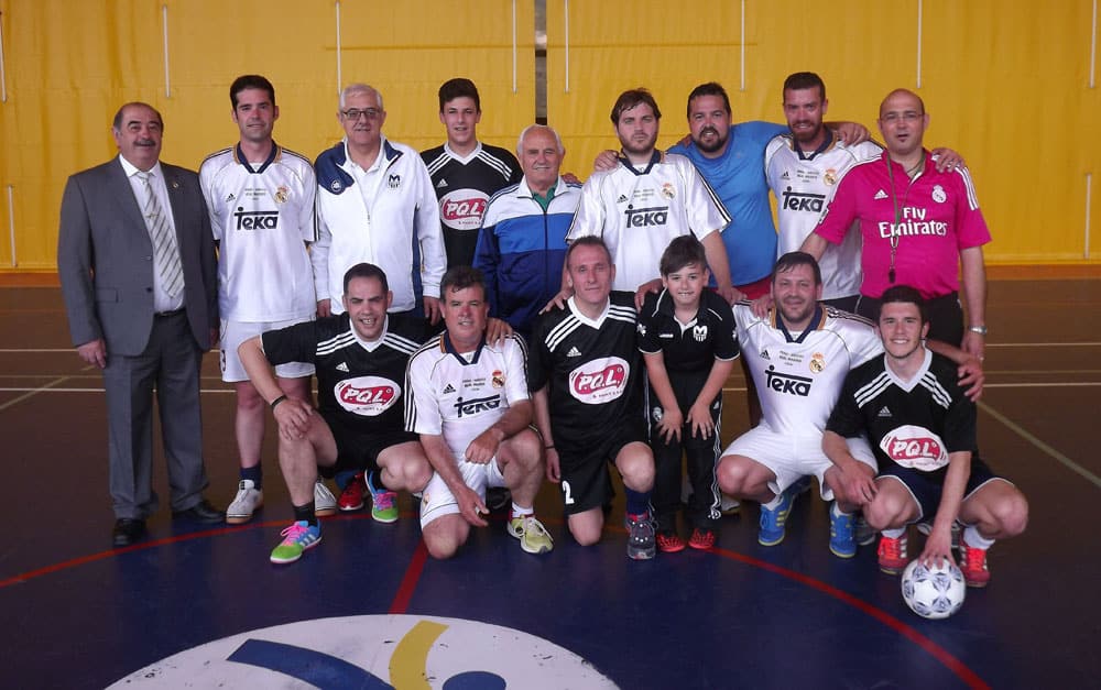Participantes En El Encuentro De Fútbol Sala Entre Los Socios De La Peña
