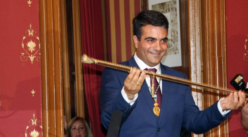 Joaquín Camacho Muestra El Bastón De Mando Tras Ser Proclamado Alcalde. Foto: A. Matas