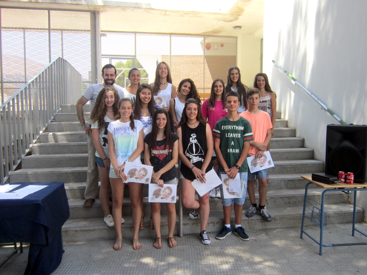 Alumnos Ganadores Del Concurso Literario Con El Profesor Juan De Dios Yedra.