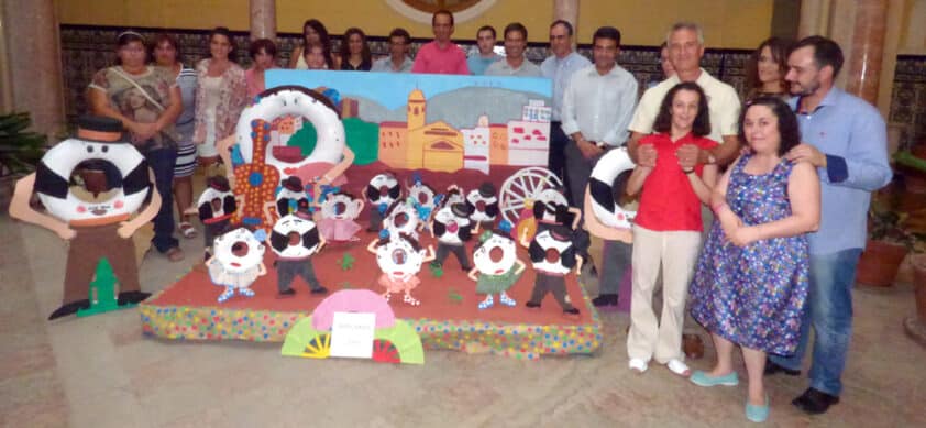 Los Usuarios De La Residencia 'sierra De Loja' Y Las Autoridades Junto Al 'roscuelo 2015'