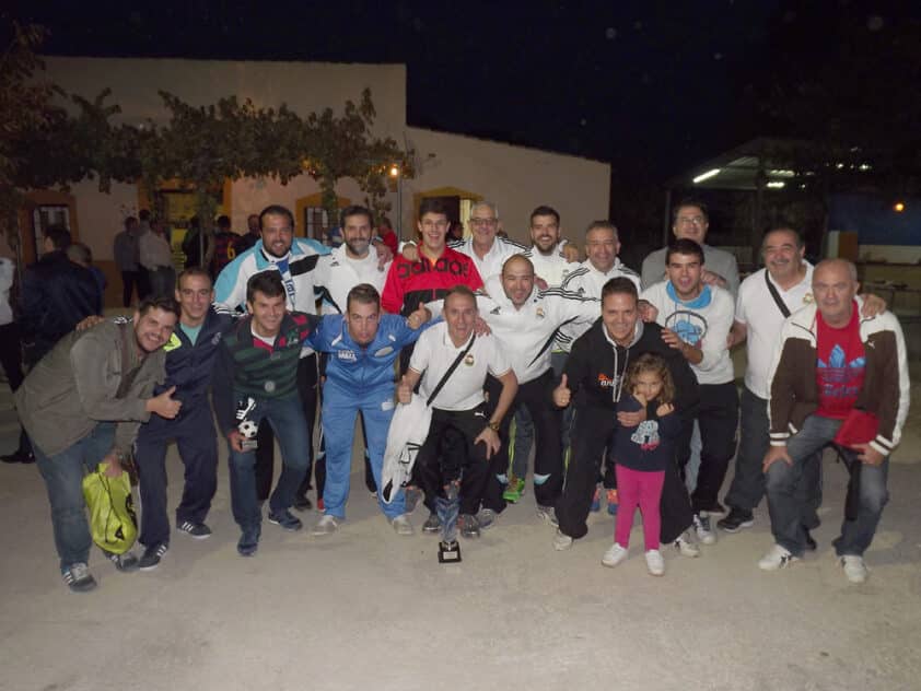 Los Integrantes De La Peña 'amigos Del Real Madrid' Celebran El Triunfo Con El Trofeo.