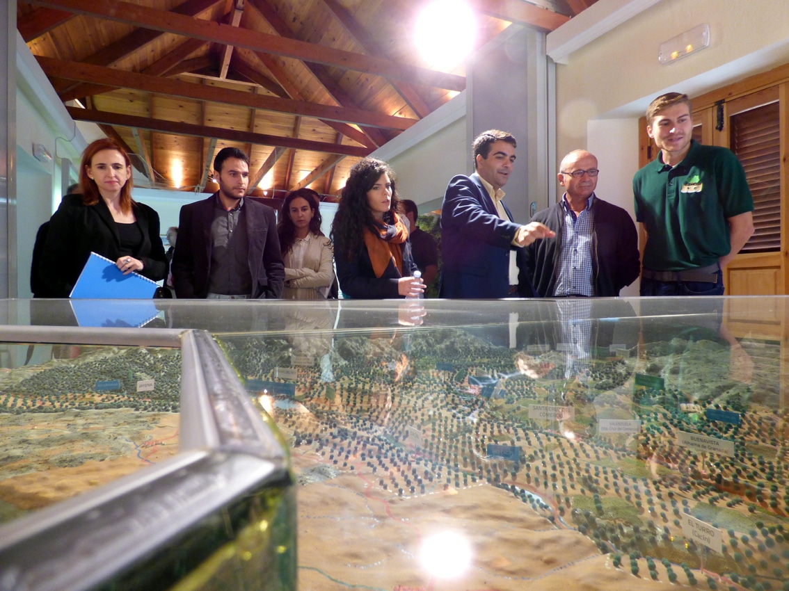 Autoridades Y Uno De Los Socios De Naturlox Ante Una Maqueta De La Ciudad Instalada En Villa Carmen.