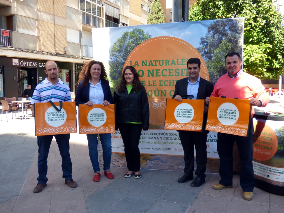 Alcalde, Concejales Y La Responsable De La Campaña En El Stand Informativo. A. Matas.