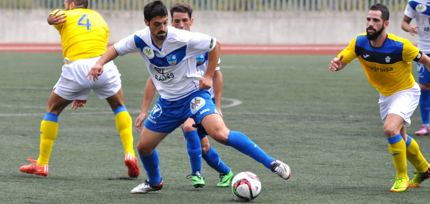 Ramiro Se Lleva El Balón Entre Dos Jugadores Del Huétor Tájar En El Choque De Esta Mañana.