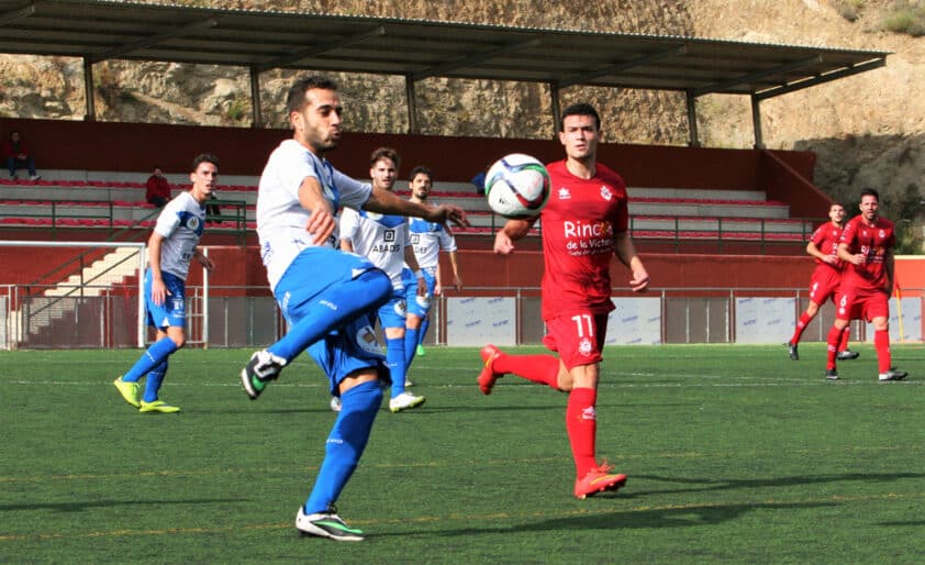 Choco Golpea El Balón En El Partido Del Pasado Domingo Ante El Rincón. Foto: Jesús Hurtado