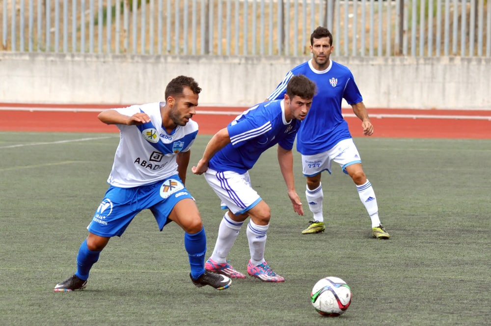 Choco Disputa El Balón Con Un Contrario En El Partido De Esta Temporada Ante El Vélez