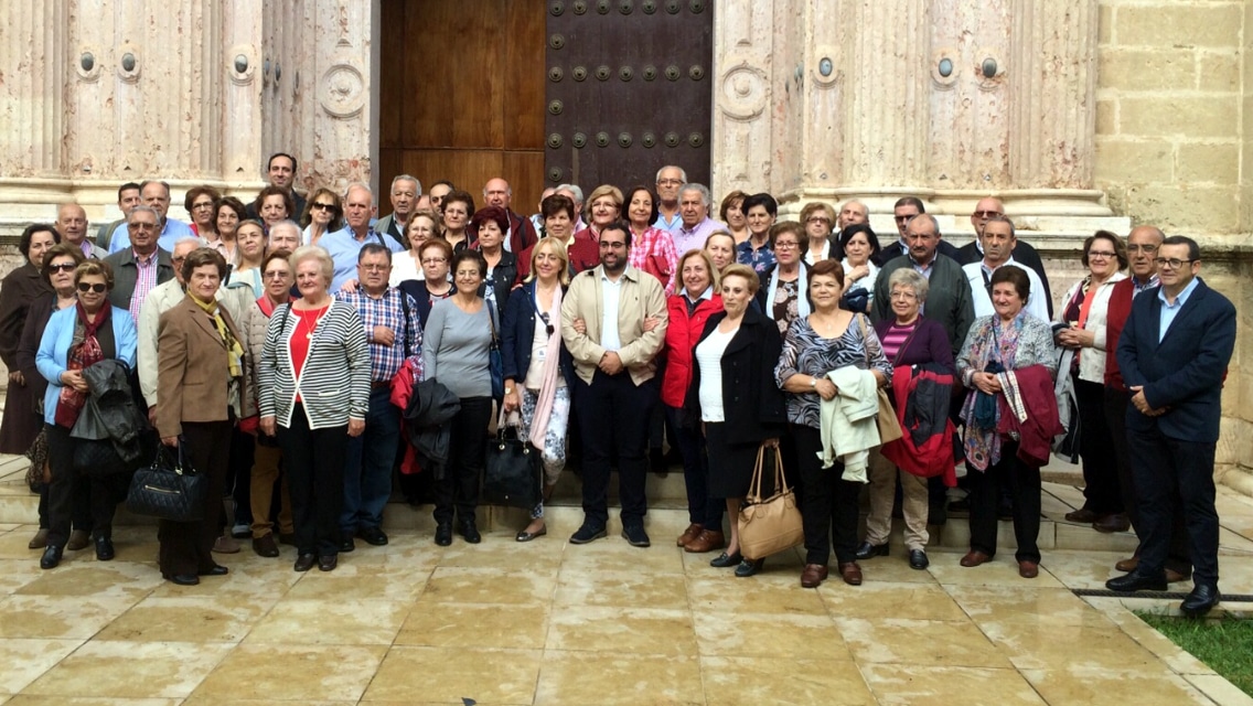 El Grupo De Mayores Lojeños A Las Puertas Del Parlamento De Andalucía.