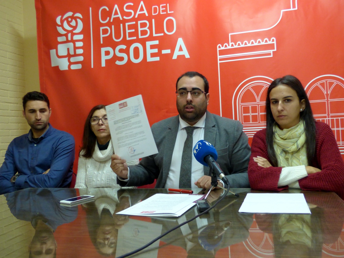 Mancilla Junto A Otros Concejales Del Psoe En Rueda De Prensa. A.m.