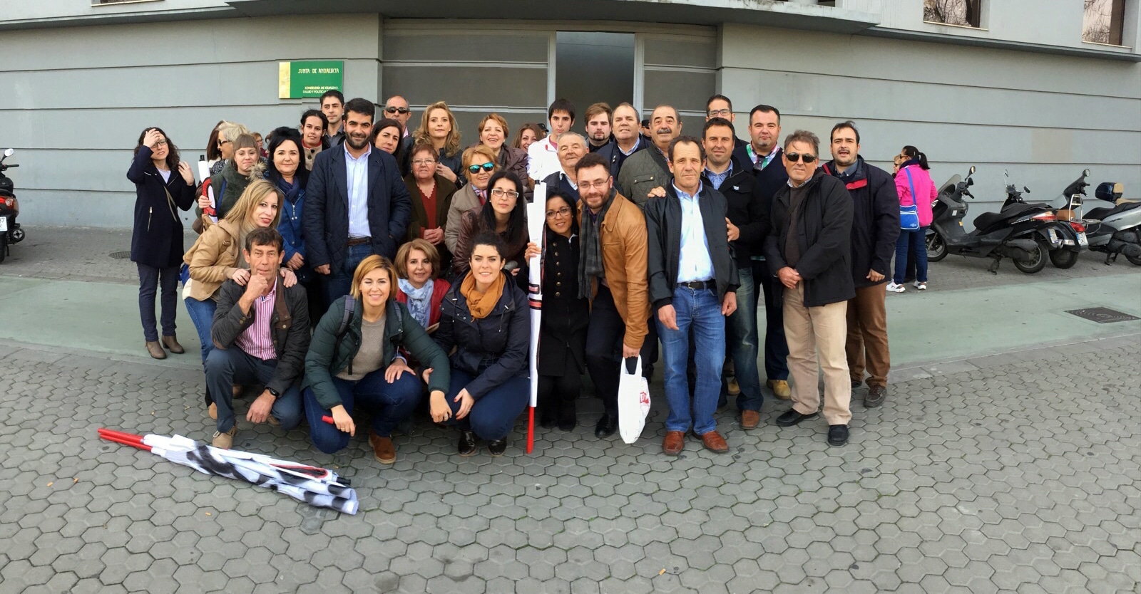 Trabajadores Y Miembros Del Equipo De Gobierno Durante La Visita Esta Mañana A Sevilla