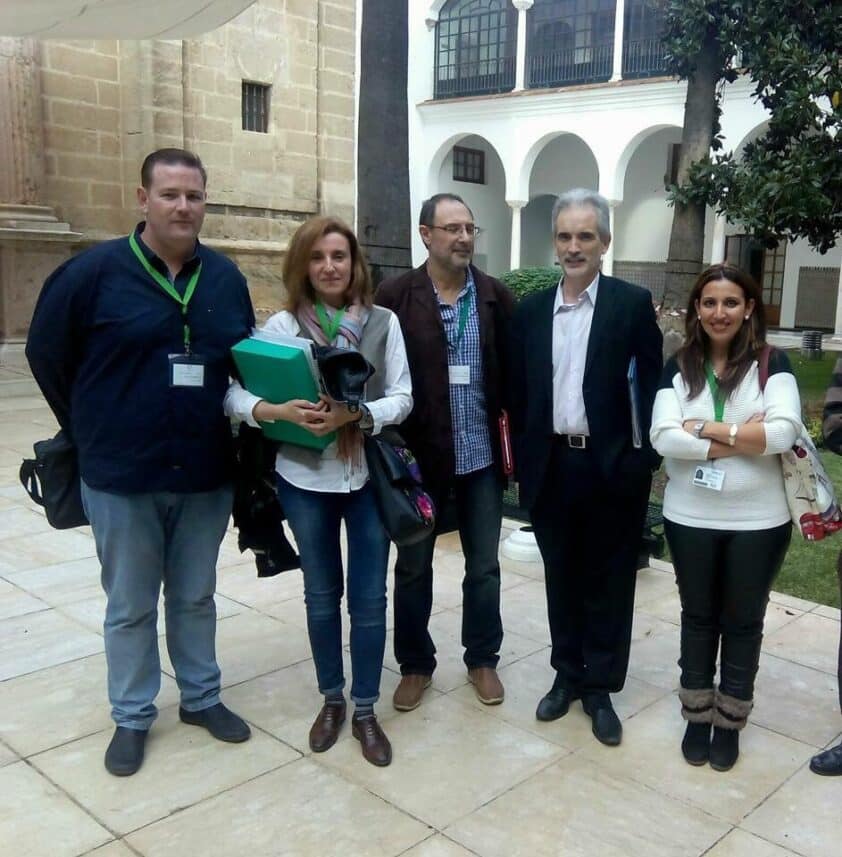 Aquilino Alonso Junto A Los Representantes De La Asociación De Profesionales Afectados Por El Hospit