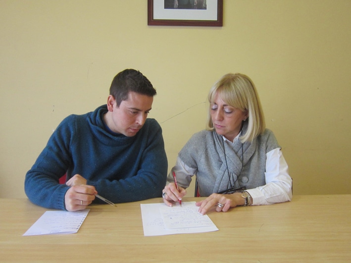 Juani Mancilla Junto Al Trabajador Social Del Centro