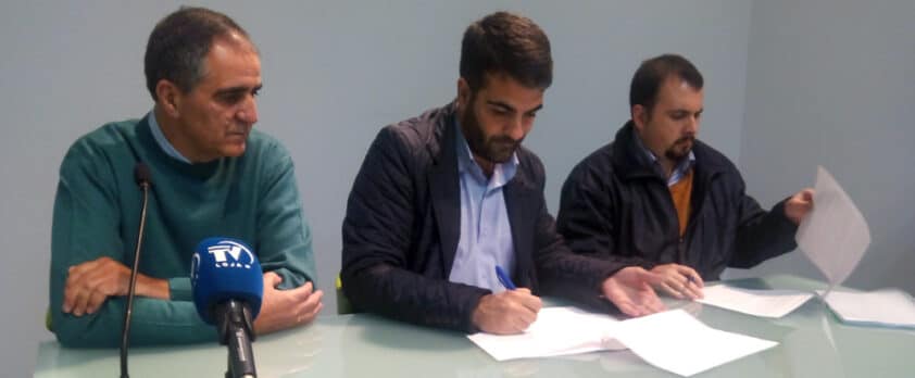 Momento De La Firma De La Colaboración Con David Gómez Comino.