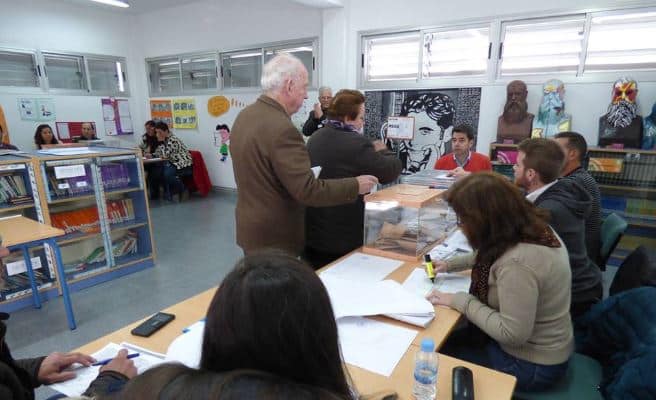 Electores Votando En El Colegio Pérez Del Álamo Por La Mañana.