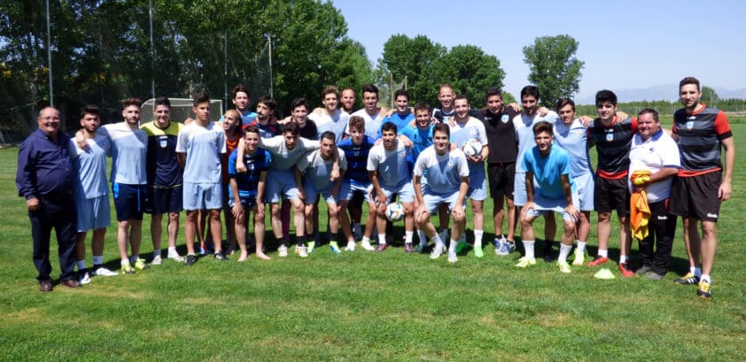 Jugadores Y Cuerpo Técnico Del Loja Posan Juntos Durante El Entrenamiento De Esta Mañana En Granada