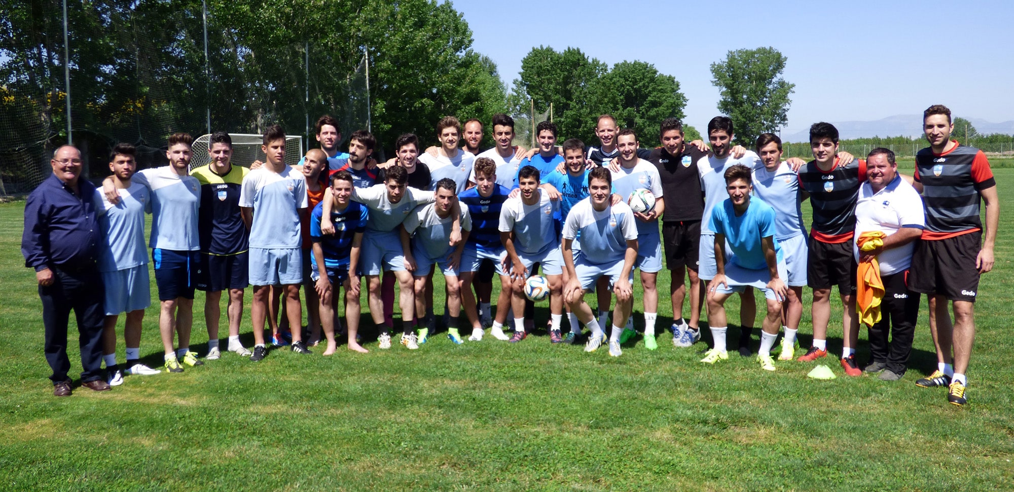 Jugadores Y Cuerpo Técnico Del Loja Posan Juntos Durante El Entrenamiento De Esta Mañana En Granada
