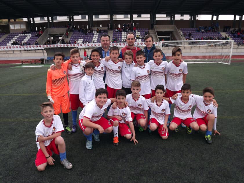 Equipo De Loja Que Alcanzó La Final De La Competición De Fútbol, Junto Al Concejal De Deportes