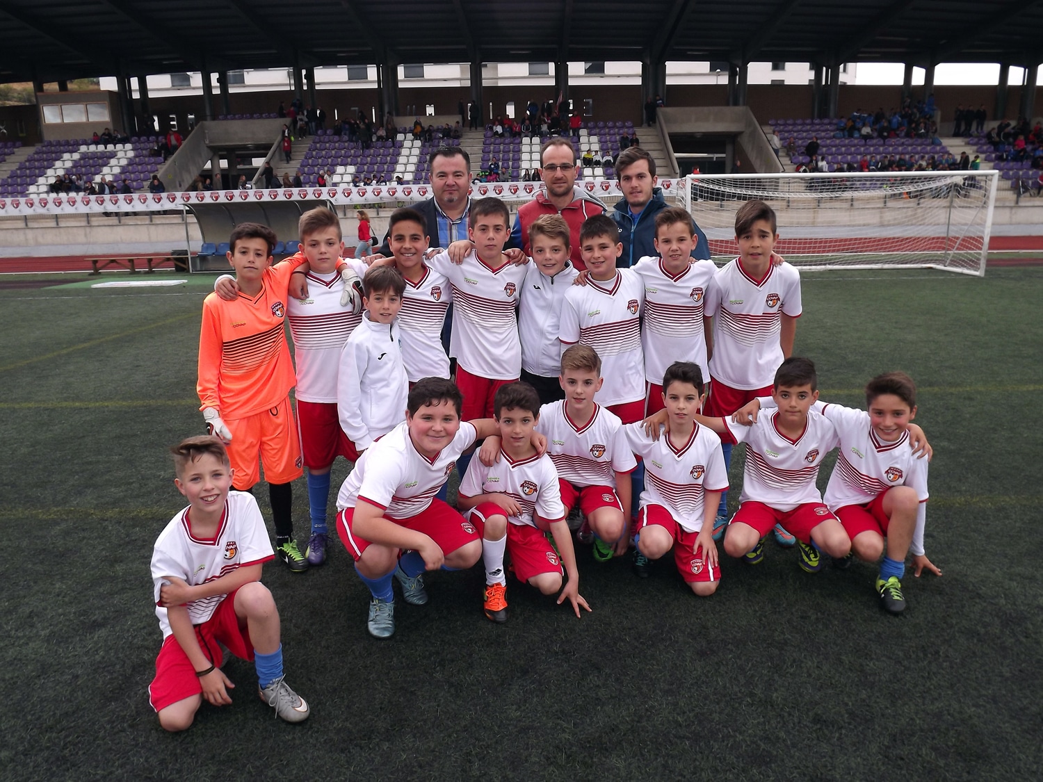Equipo De Loja Que Alcanzó La Final De La Competición De Fútbol, Junto Al Concejal De Deportes