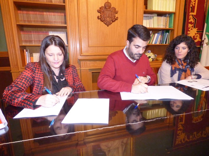 Belén Sánchez Y Joaquín Camacho Rubrican El Convenio En Presencia De Paloma Gallego.