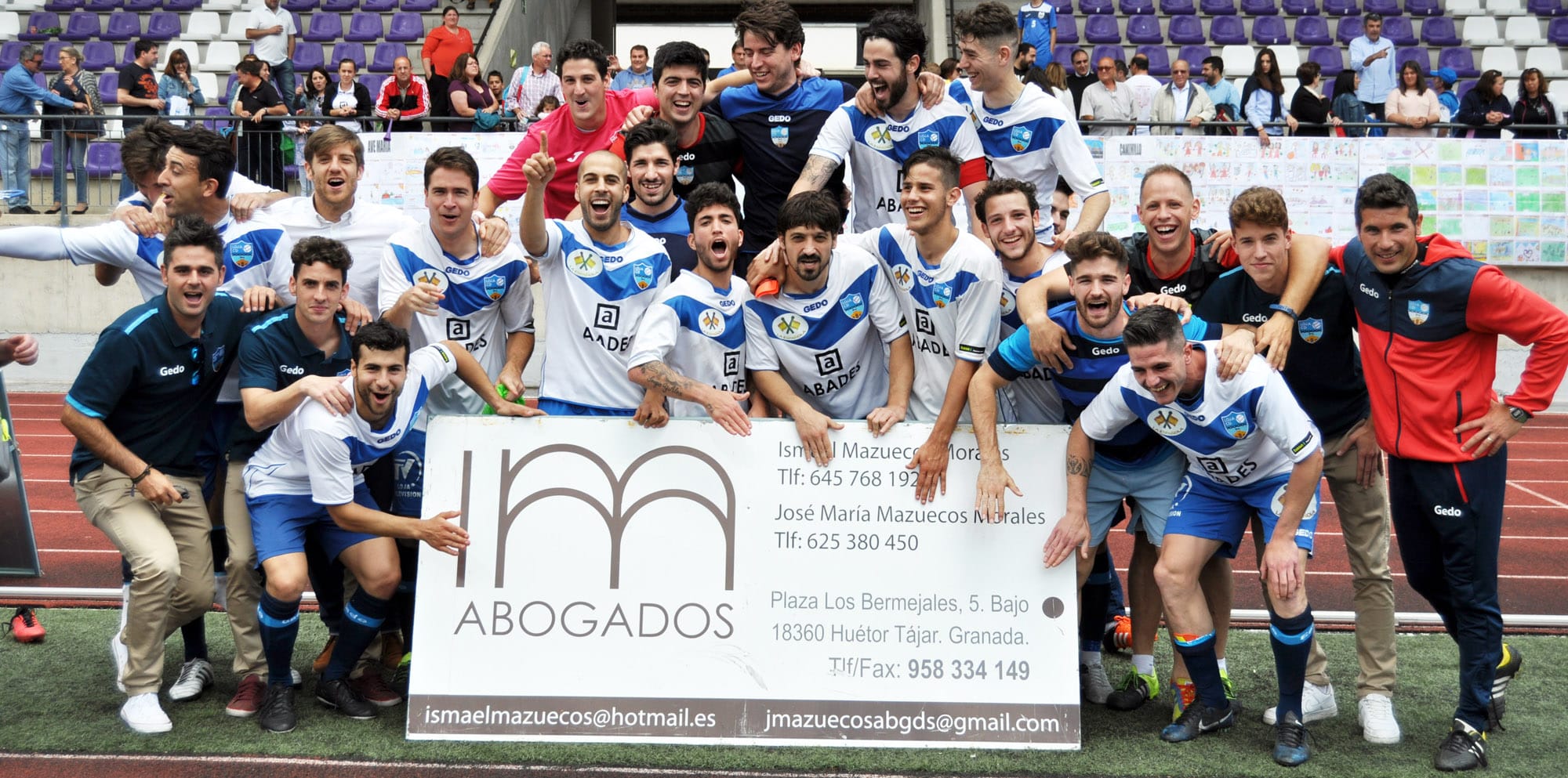 Jugadores Y Cuerpo Técnico Celebran La Clasificación Tras La Conclusión Del Encuentro.