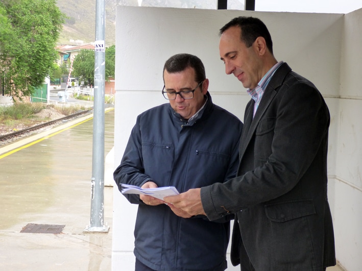 Miguel Castellano Y Gonzalo Vázquez Contemplan La Documentación Sobre Los Informes.