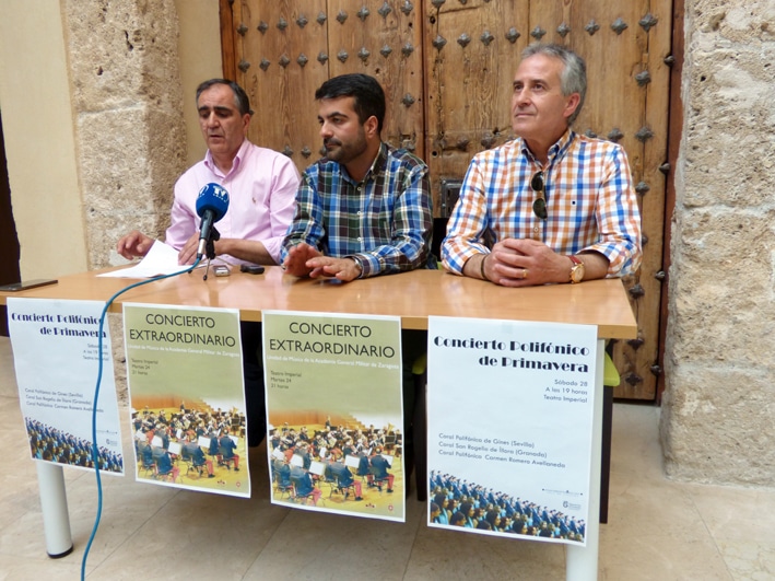 José Antonio Gómez, Joaquín Camacho Y José Baréa En La Presentación De Los Actos Culturales.