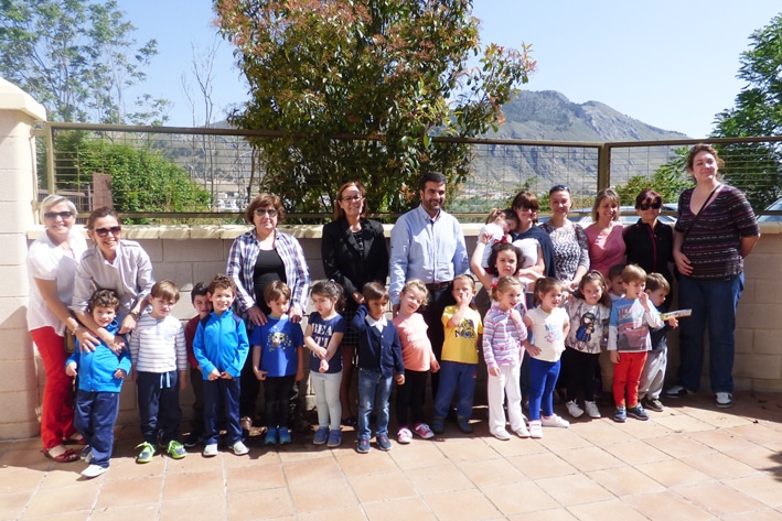 Escolares, Madres, Técnica, Maestra, Concejal Y Alcalde En El Patio De La Casita
