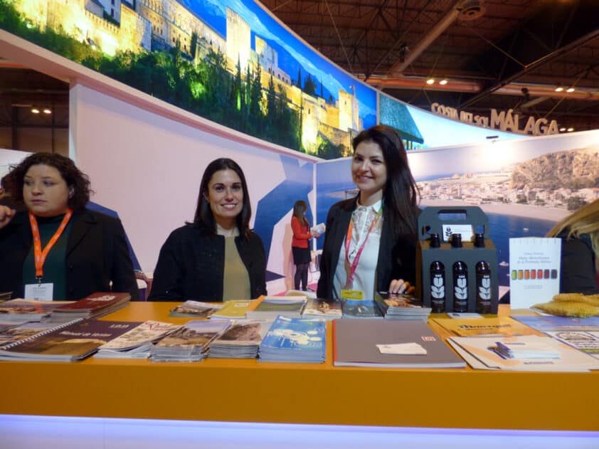 Las Dos Técnicas De Loja Turismo Atendiendo Al Público En El Stand De Fitur. C.m.
