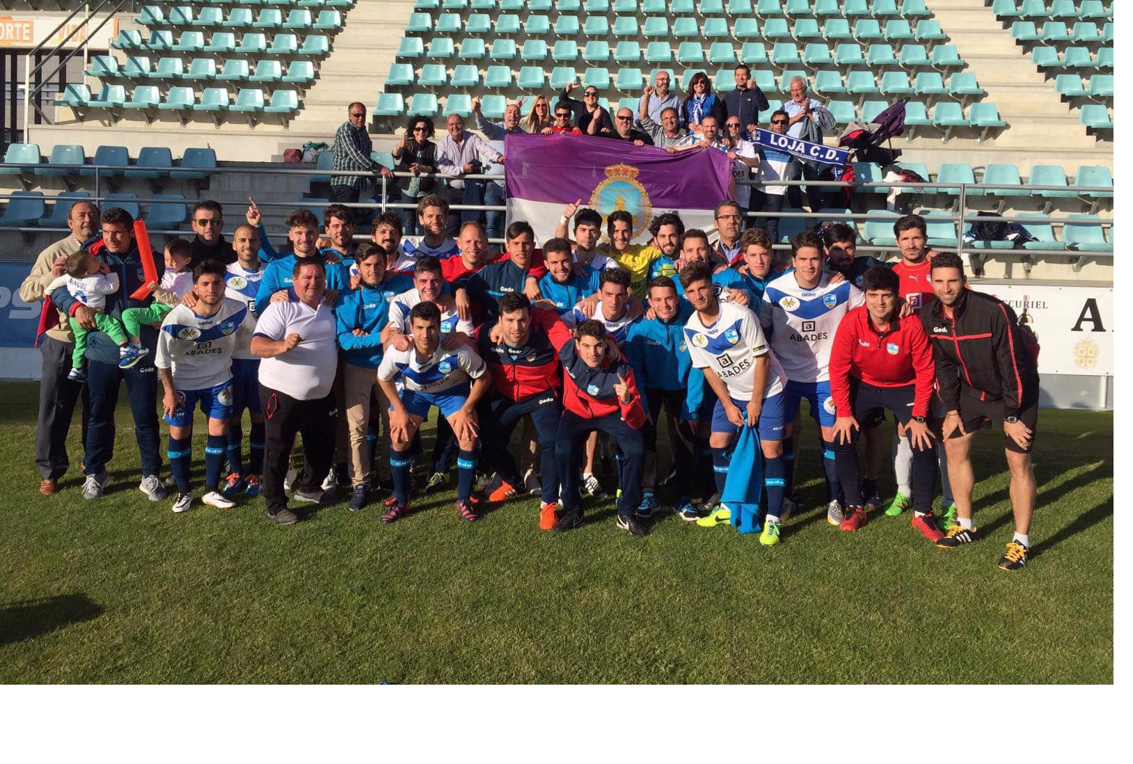 El Loja Posa Junto A Los Aficionados Lojeños Que Acudieron Hasta Palencia Tras La Victoria