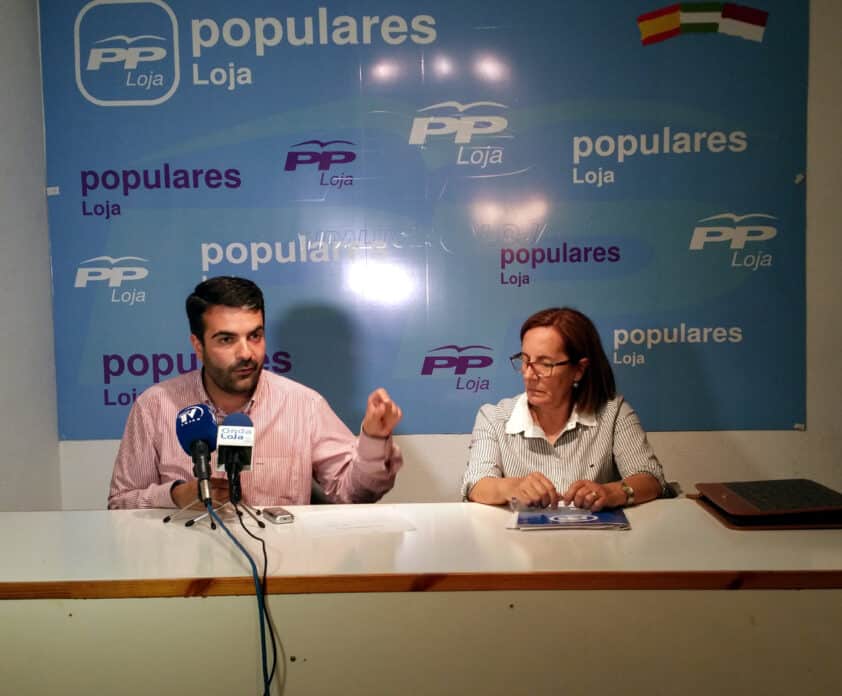 El Presidente De Los Populares Lojeños, Joaquín Camacho, Y La Secretaria General, Matilde Ortiz.