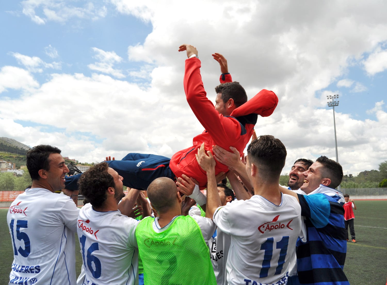 Juan Francisco Funes, Manteado Por Sus Jugadores Tras Lograrse La Clasificación.