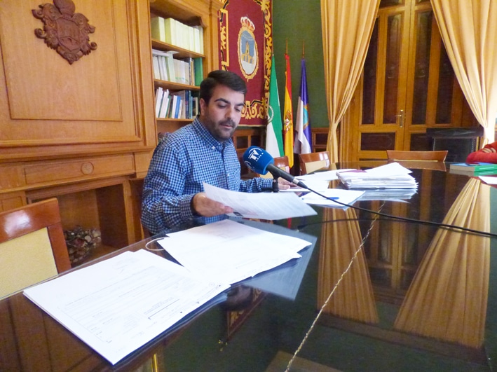 El Alcalde Revisa Los Documentos Que Justifican Las Devoluciones De Subvenciones.