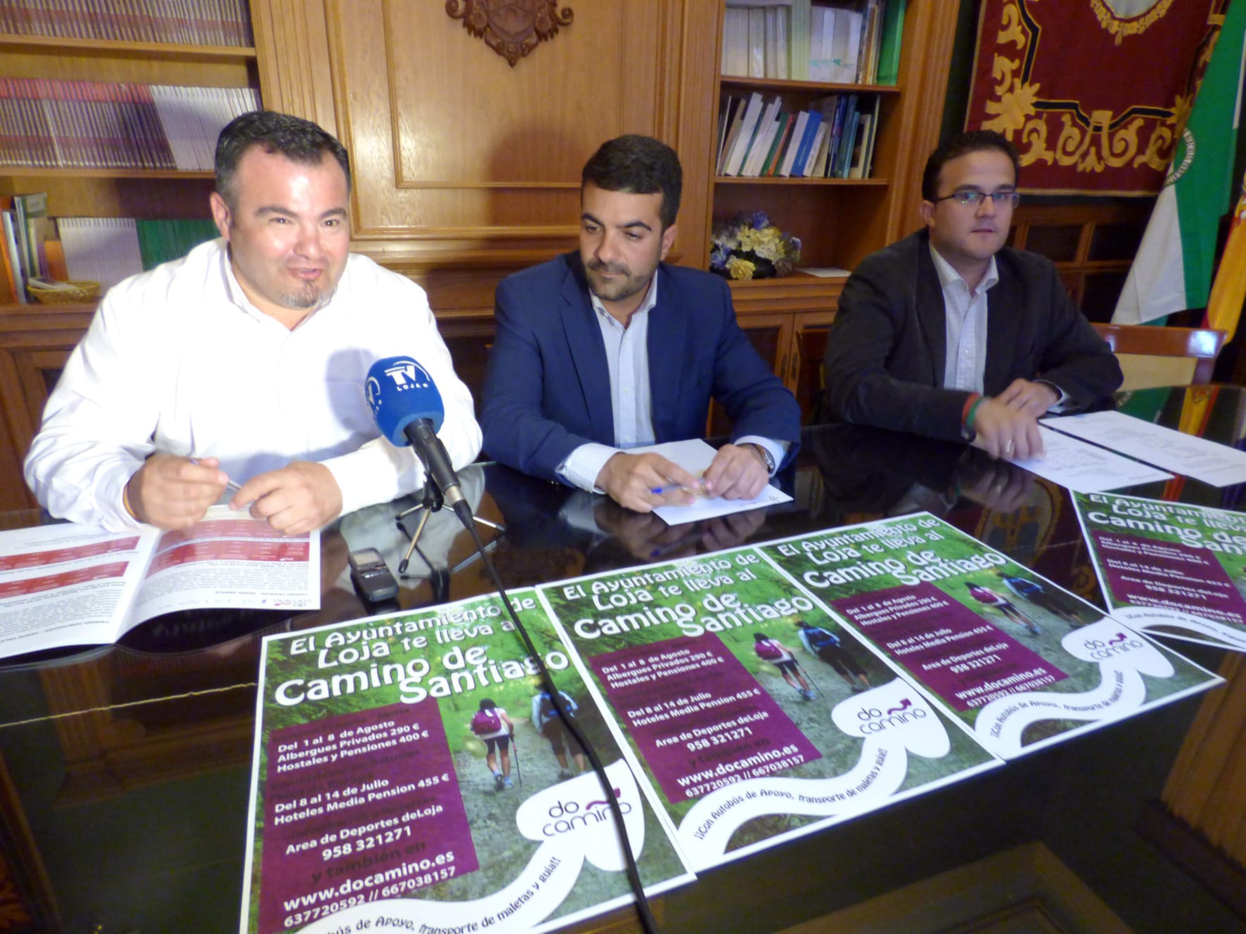 Concejal De Deportes, Alcalde Y Representante Del Club 'estrella Granada' Durante La Presentación