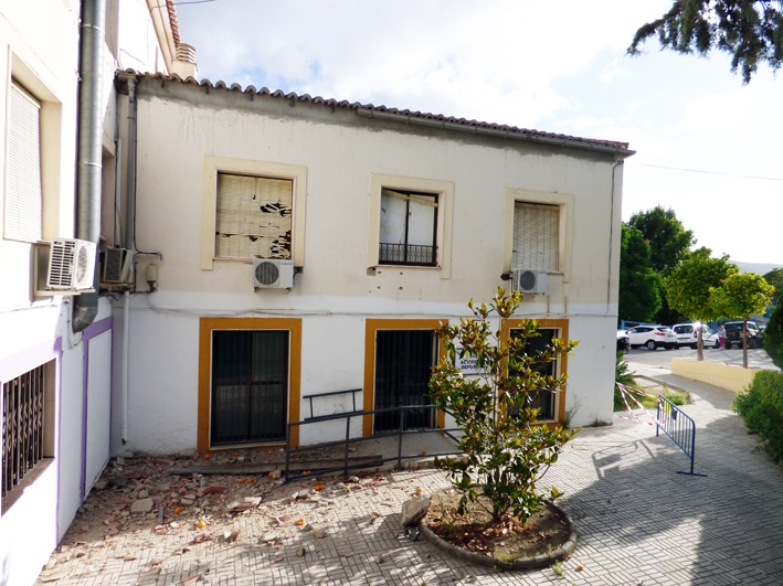 Durante La Mañana De Hoy Los Operarios Municipales Trabajaban En La Retirada De Escombros.