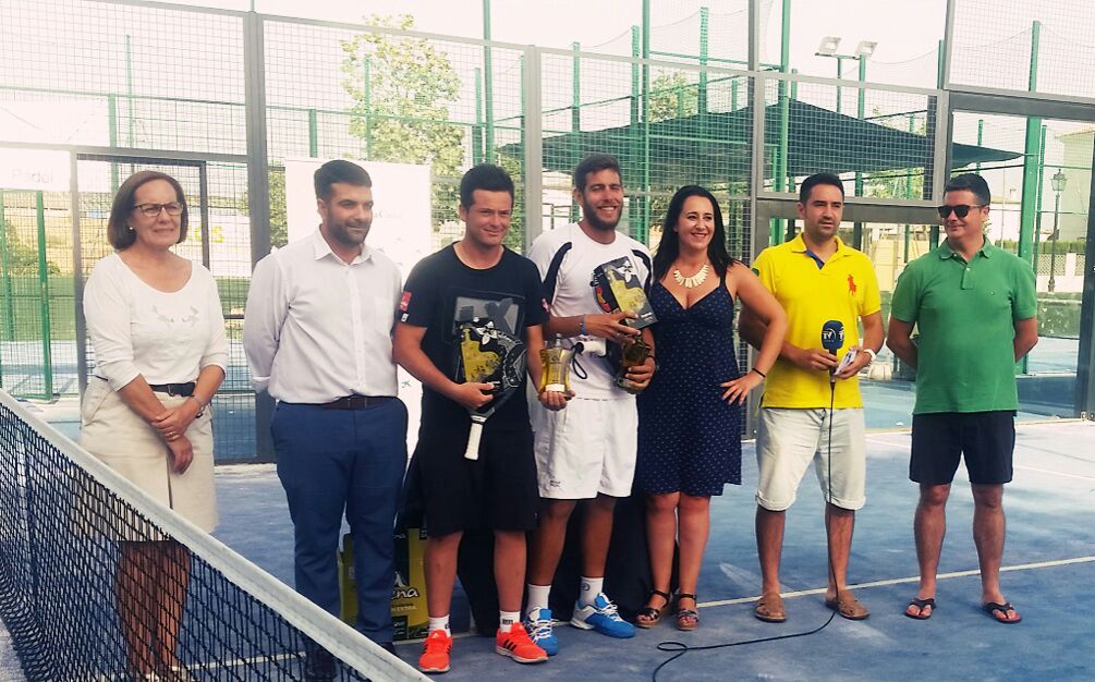 Momento De La Entrega De Trofeos Y Premios Con Organización Y Autoridades.