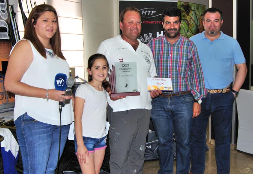 Juan Emilio Morales Cobos Con El Trofeo Junto Al Alcalde Y El Concejal De Deportes.