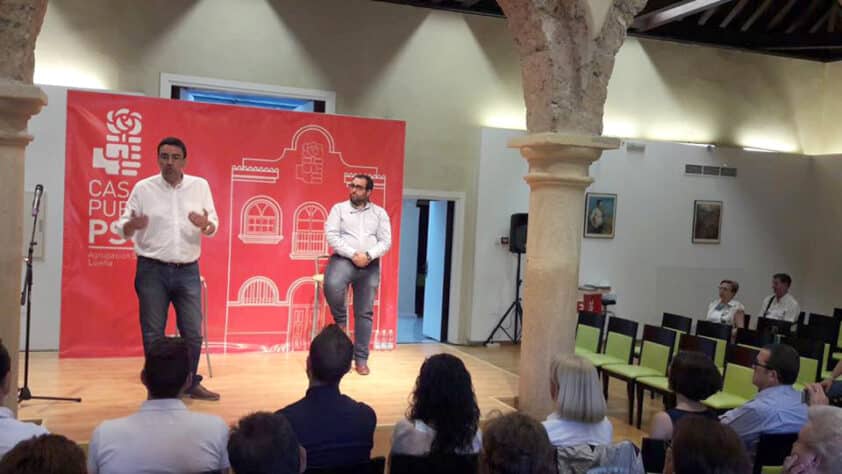 Jiménez, Acompañado Por Mancilla, Durante El Acto En El Pósito. Foto: Psoe Loja.