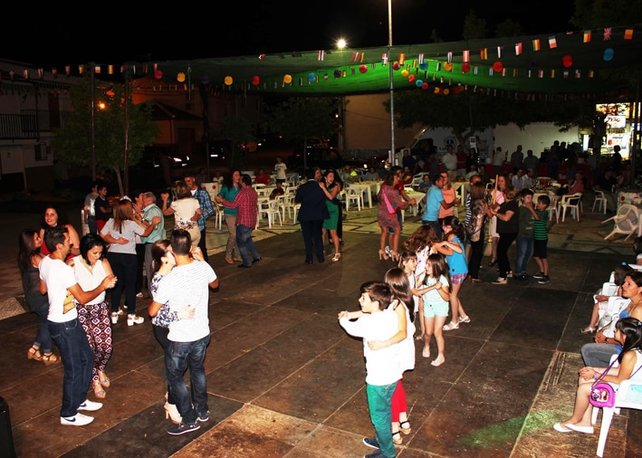 Niños Y Mayores En Pleno Baile Durante Los Festejos Del Año Pasado.