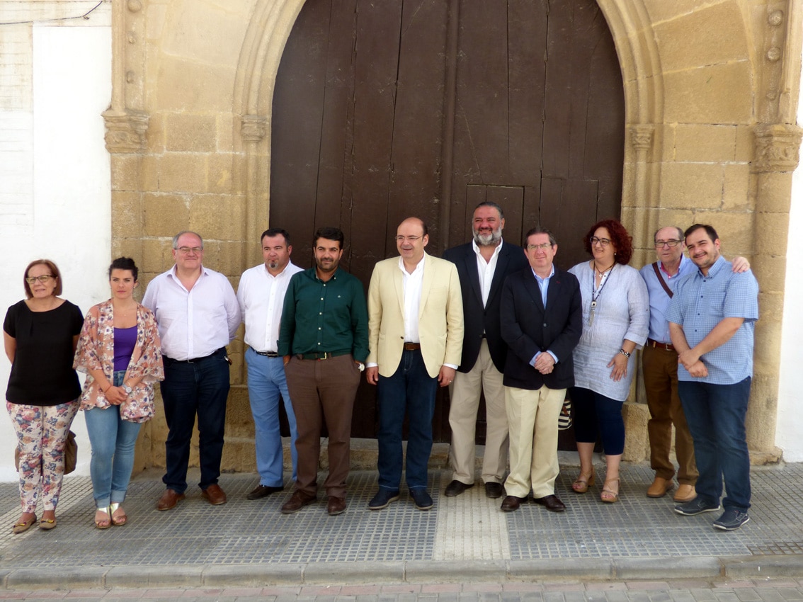 Dirigentes Y Candidatos Del Pp En La Puerta Del Convento De Santa Clara. P. Castillo.