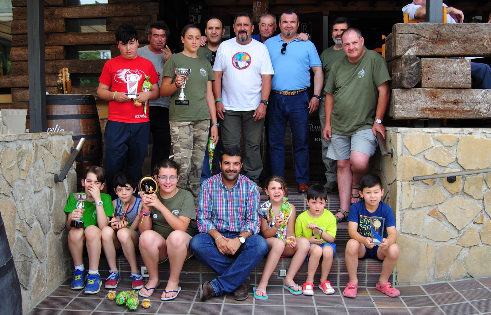 Los Niños Y Niñas Con Sus Trofeos Junto A Organización Y Autoridades.