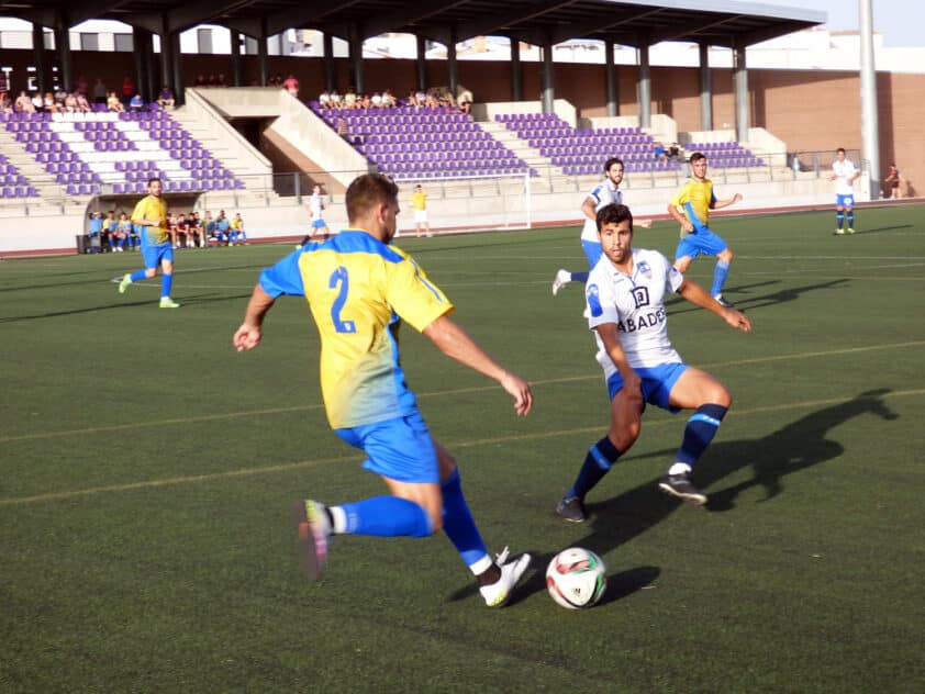 Diego Defiende Ante Un Jugador Del Dos Hermanas San Andrés. Foto: Paco Castillo.