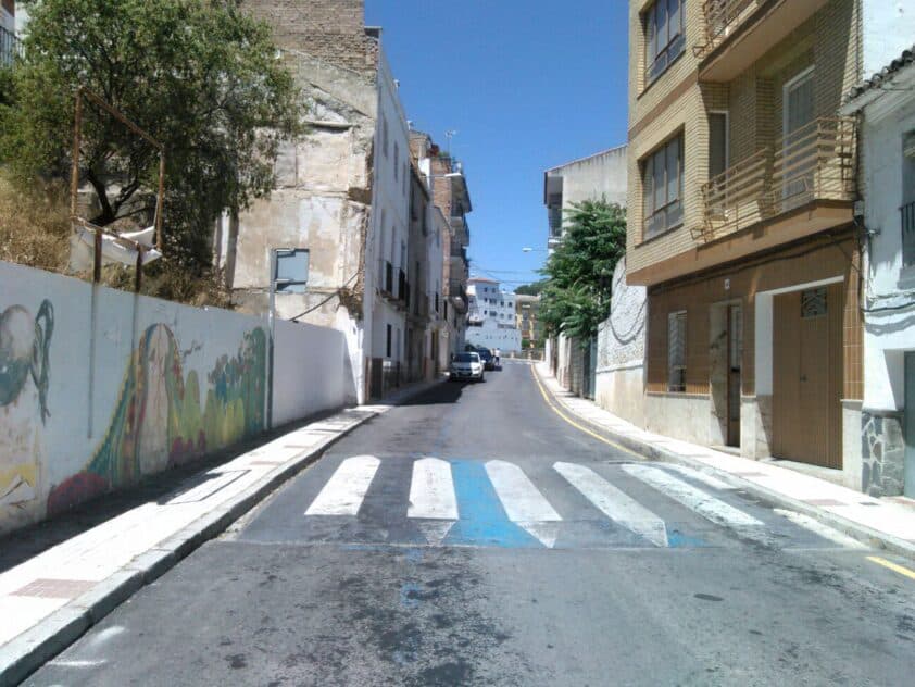 La Calle Real Presenta Deficiencias En El Acerado Y Muchos Solares Vacíos. P. Castillo.