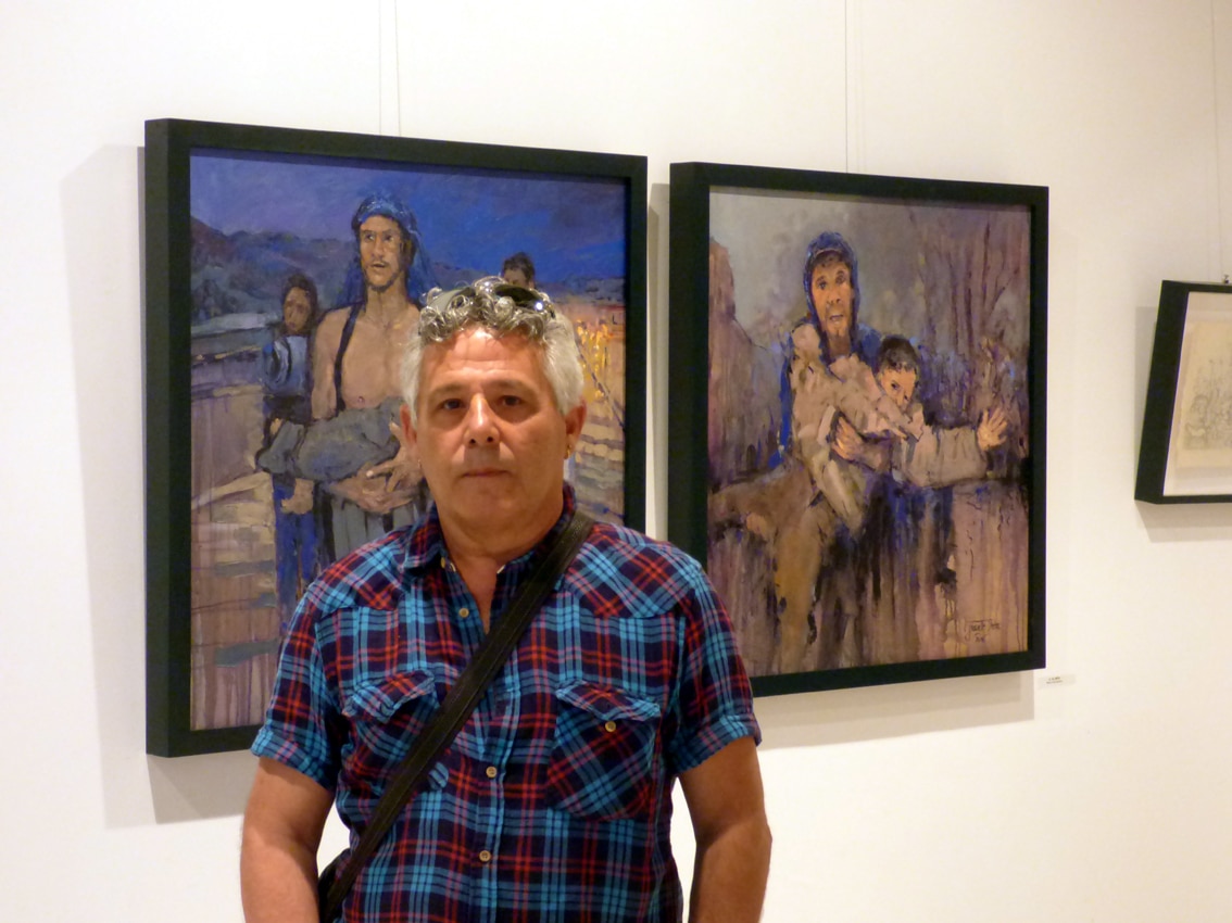 Jacinto García Con Dos De Sus Obras De 'refugiados' Al Fondo. A. Matas.