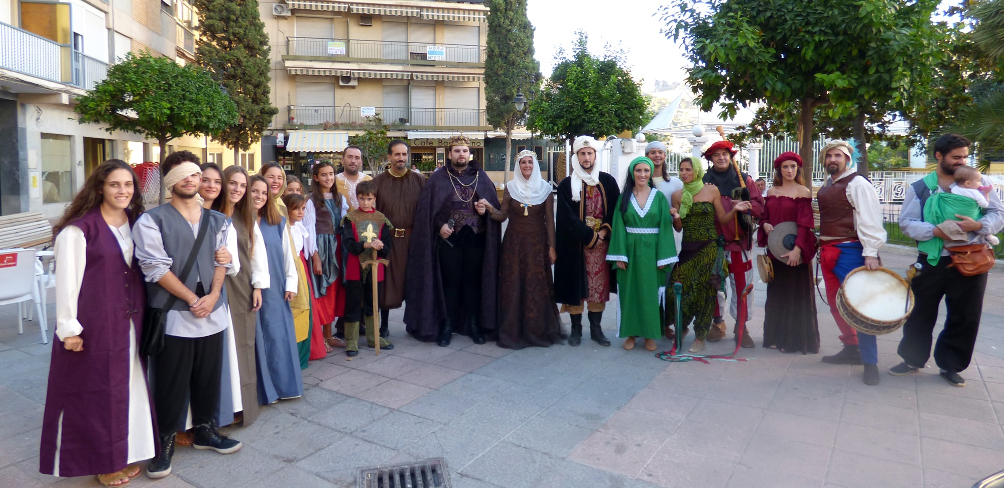 Los Reyes Católicos Y El Resto De Personajes De La Recreación. Foto: Paco Castillo