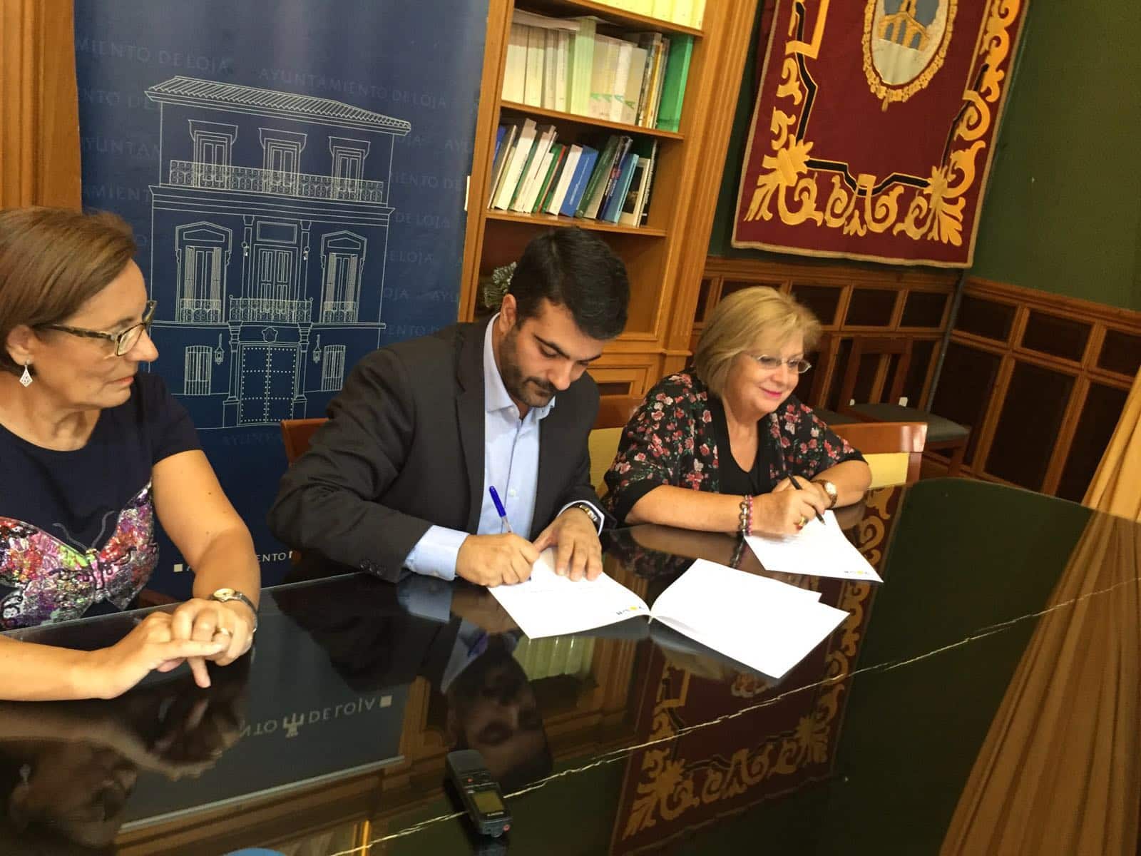 El Alcalde, Junto A Matilde Ortiz Concejal De Bienestar Social Y La Presidenta De Granadown Durante