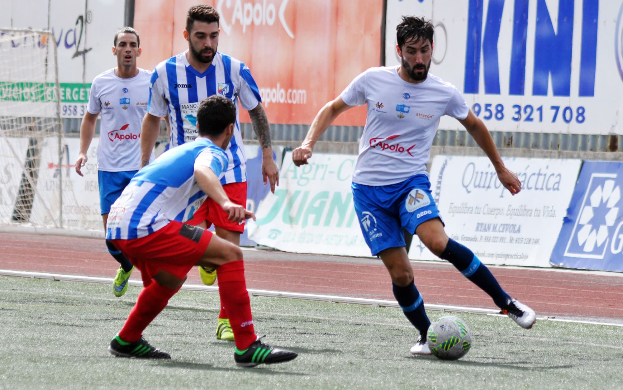 Seco Conduce El Balón En El Partido De Esta Mañana Ante Dos Jugadores Del Motril.