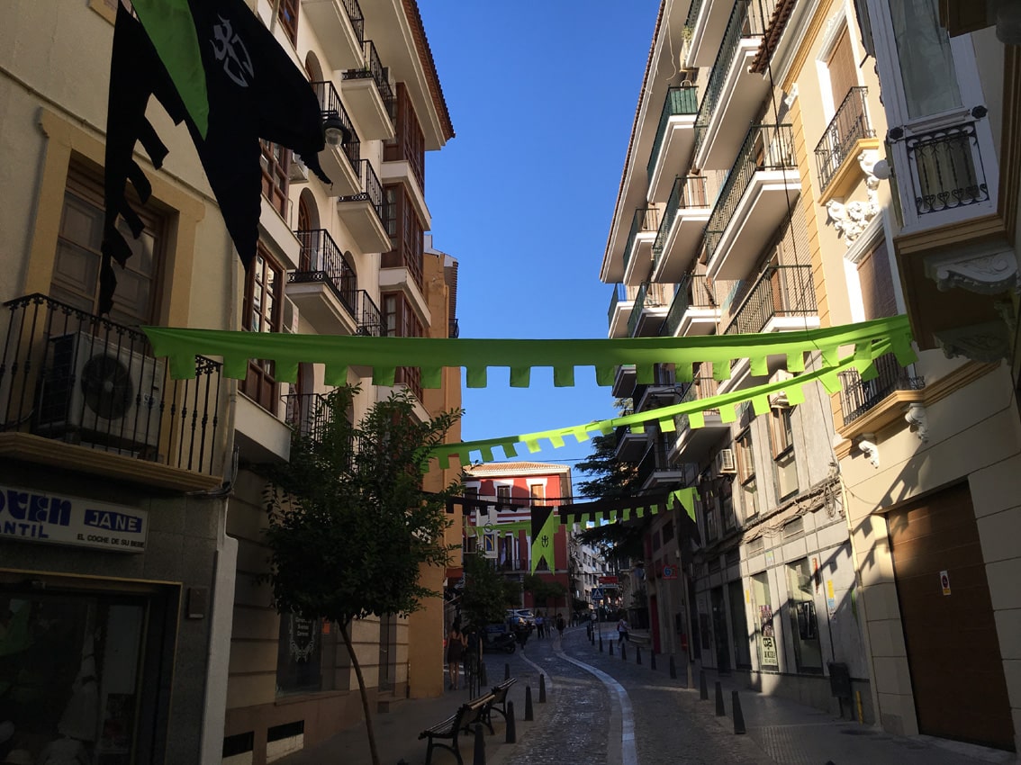 La Calle Duque De Valencia Adornada Para La Iii Edición De 'loja Dos Reinos, Dos Culturas'. Foto Alb
