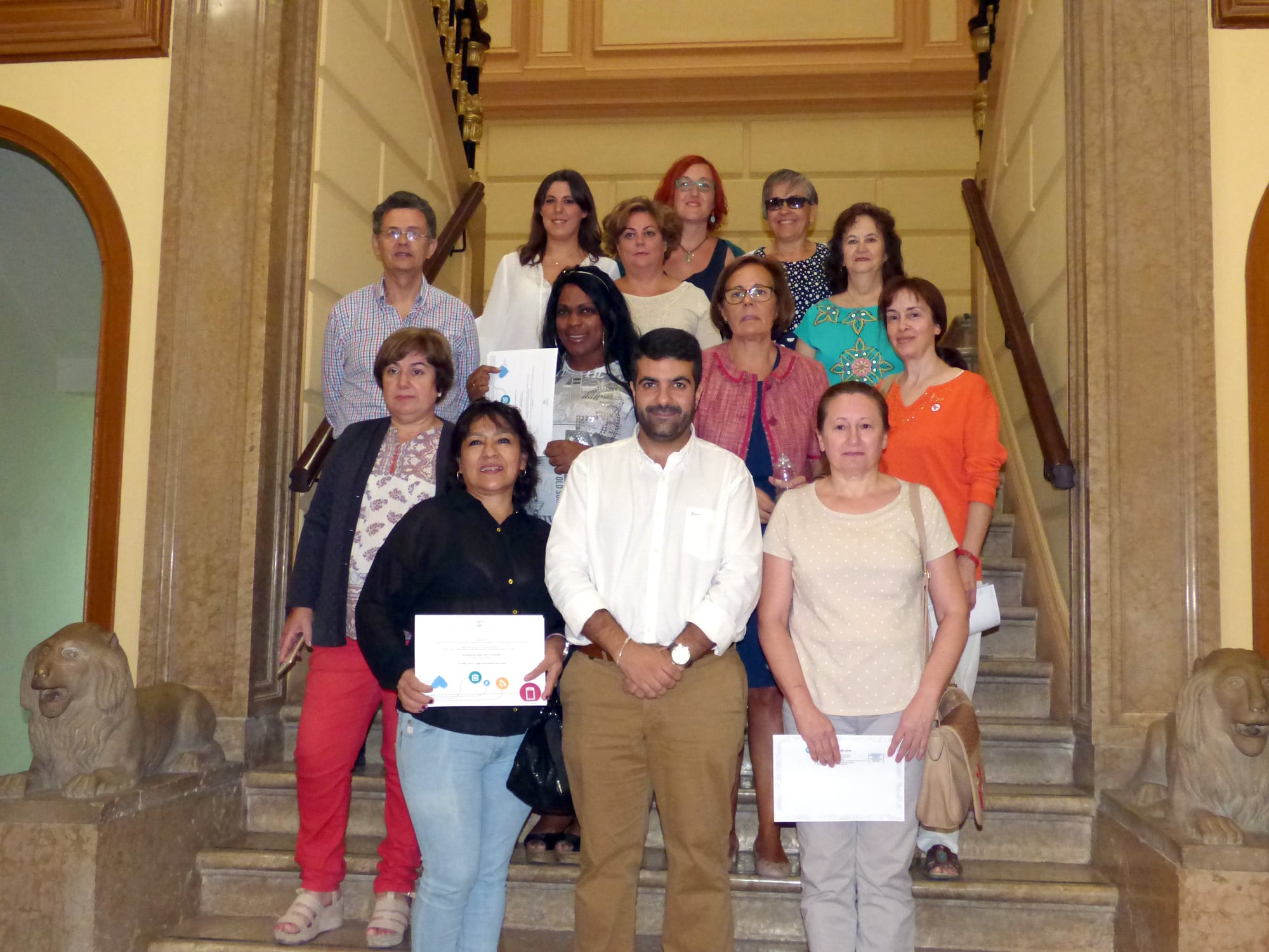 Los Alumnos Con Los Diplomas Junto Al Alcalde Y La Concejal De Igualdad Y Bienestar Social