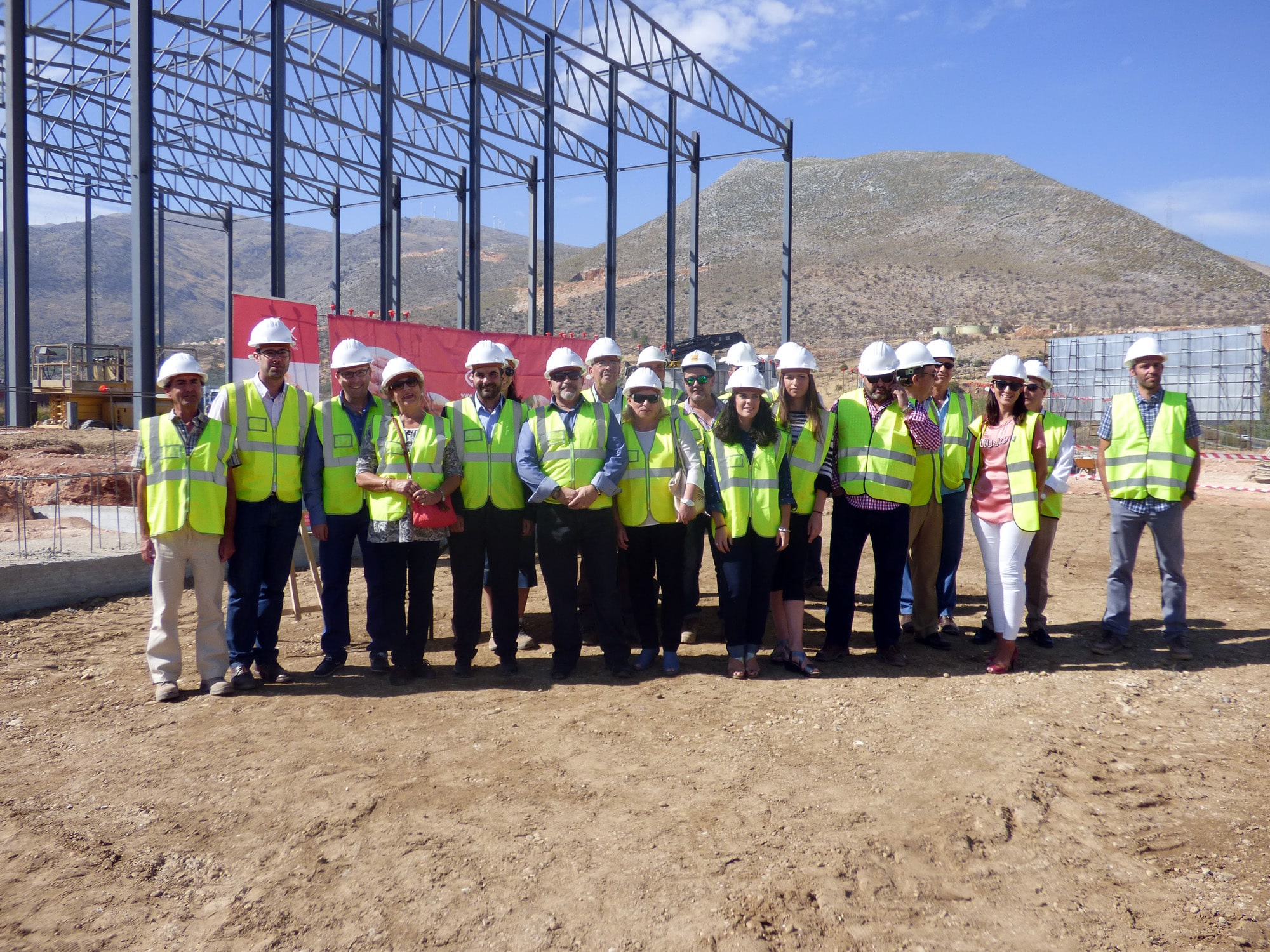 Representantes De Apolo, Técnicos Y Autoridades Junto Al Avance De Las Nuevas Instalaciones