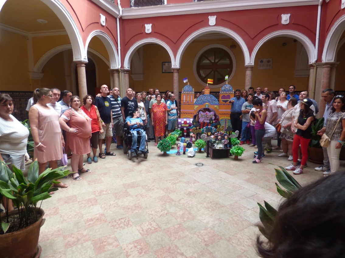 Los Usuarios De La Residencia 'sierra De Loja' Y Autoridades Junto Al 'roscuelo 2016'