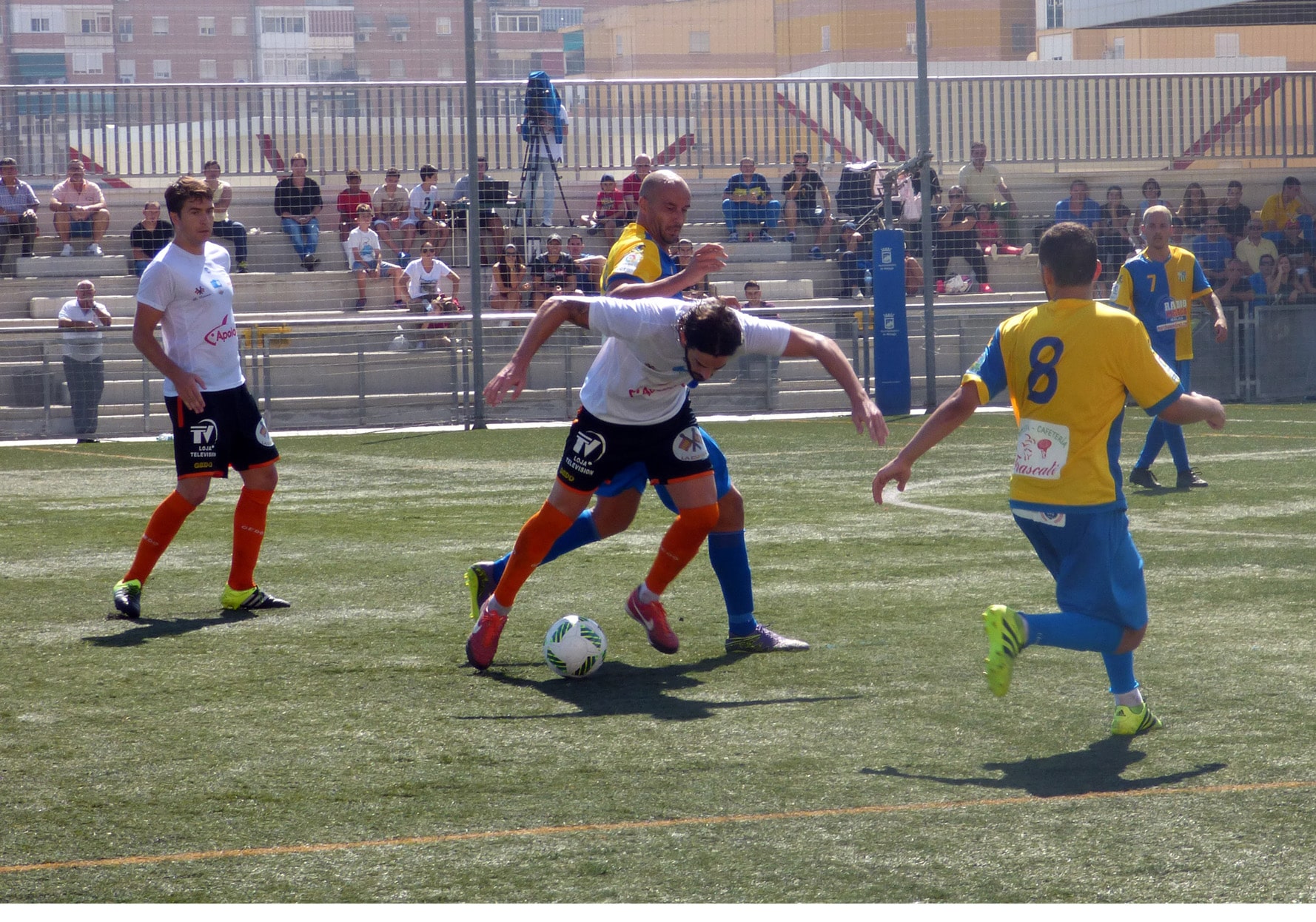 Rafilla Pugna Por El Balón Con Un Jugador Del Dos Hermanas San Andrés